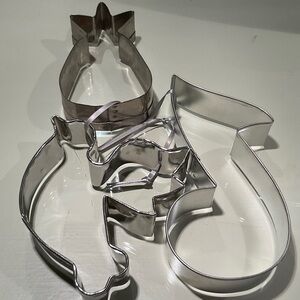 Set of 3 cookie cutters, bird, pineapple & eighth note.  Great sizes &weight.